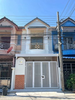 ขายทาวน์เฮาส์ร่มโพธิ์ บางบัวทอง 16 ตร.ว. แต่งมินิมอล ใกล้ MRT บางพลู ฟรีโอน