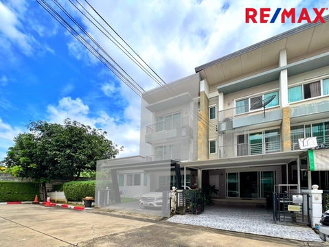 Town Avenue Rama 9 (Krungthep Kreetha Soi 7) located near Wellington College International School and Brighton College International School.