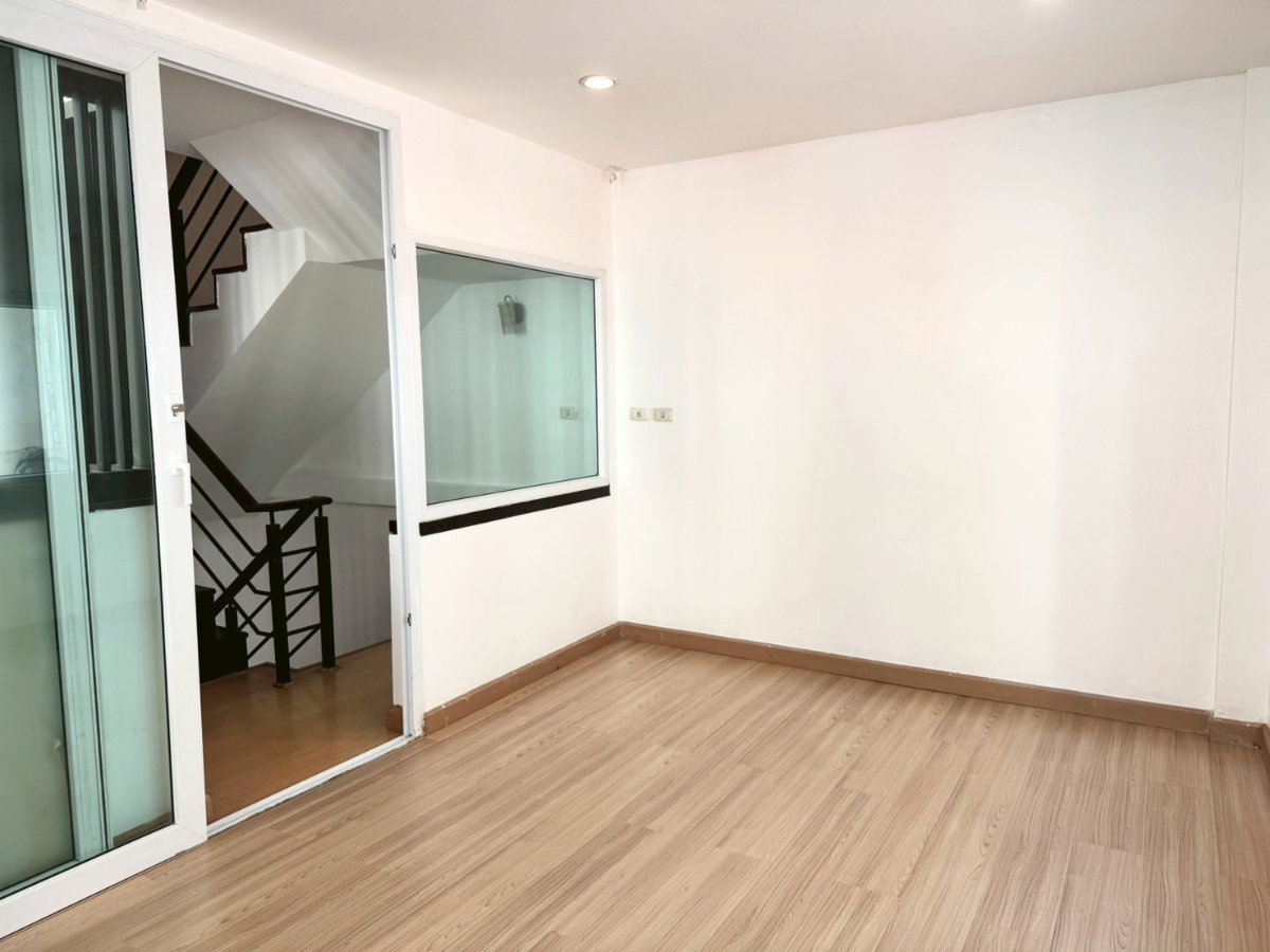 รูป ให้เช่าโฮมออฟฟิศโมเดิร์น 3.5 ชั้น 280 ตรม. หมู่บ้านสรานนท์ ปากเกร็ด - รูปที่ 10/20