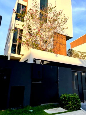 Houses for rent Bangkok : WS7031 🏡 3-story detached house for rent in VIVE Rama 9 project. Pets allowed. Rental price only 190,000 baht/month.