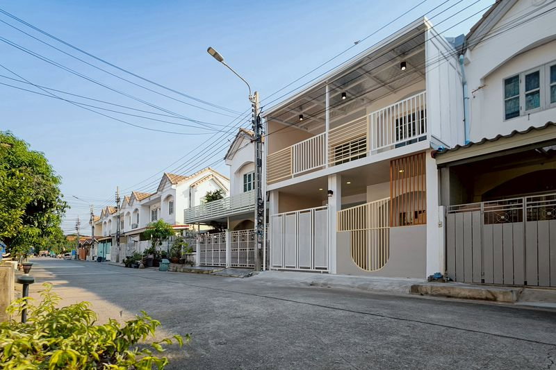 รูป ขายทาวน์เฮาส์บัวทองธานี กาญจนาภิเษก 21 ตร.ว. 4 นอน เดินถึงคิวรถตู้ได้ ฟรีโอน - รูปที่ 2/16