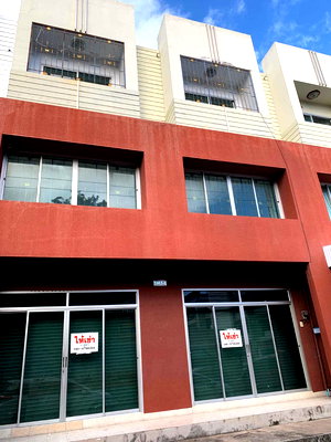 เช่าอาคารพาณิชย์ ชลบุรี : อาคารพาณิชย์ให้เช่า 2 คูหา (ทะลุติดกัน) 3 ชั้น ติดถนน ตลาดสี่มุมเมือง แหลมฉบัง ชลบุรี ห่างสุขุมวิท 200 ม.