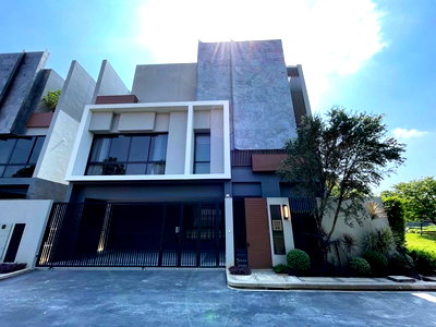 Houses for rent : WS7043 🏡 Luxury 3-story house for rent in Bugaan Krungthep Kreetha, with private elevator. Only 250,000 THB/month.