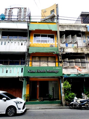 Shophouses for sale Bangkok : 4-storey commercial building with roof terrace, 16 square wah, on Sukhumvit Road 22