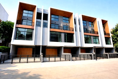 เช่าทาวน์โฮม ถนนเพชรบุรี (ตัดใหม่) กรุงเทพฯ : ใกล้ARLรามคำแหง 1.33กม. หลุดจอง ถ.พัฒนาการ อ่อนนุช17 สุขุมวิท71 ปรีดี ทาวน์โฮม 3 ชั้น ติดถนนเมน 3 นอน 3 น้ำ 22 ตร.วา. 260 ตร.ม.