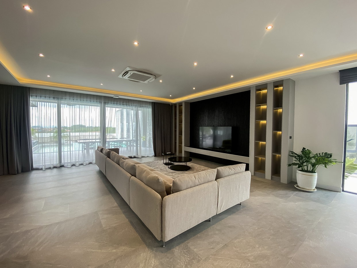 รูป 6 Bedroom Luxury Pool Villa for Sale East Pattaya - รูปที่ 11/27