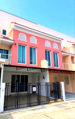 เช่าทาวน์โฮม บางแสน : ให้เช่าทาวน์โฮมใหม่ 3 ชั้นสไตล์มอรอคโค ใกล้ ม.บูรพา บางแสน