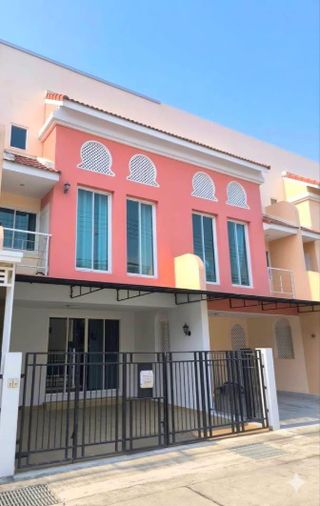 ให้เช่าทาวน์โฮมใหม่ 3 ชั้นสไตล์มอรอคโค ใกล้ ม.บูรพา บางแสน