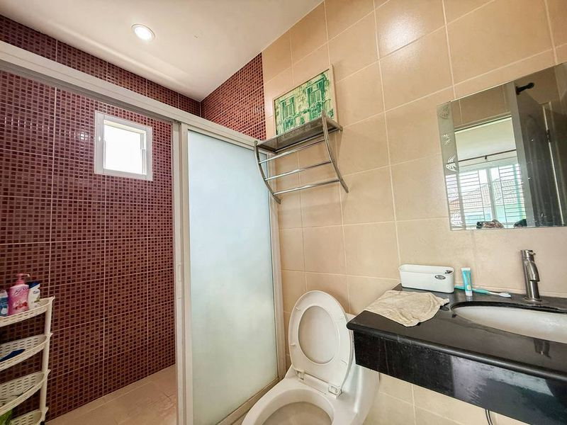 รูป ขายบ้านเดี่ยว 2 ชั้น หมู่บ้านศรีนครินทร์ ศรีราชา บ้านสวย ราคาดี - รูปที่ 18/19