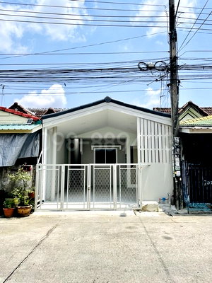 บ้านเดี่ยว เขตหนองจอก : ขายบ้านแฝด ชั้นเดียว ขนาด 20 ตรว 2นอน 1น้ำ มบ.วัฒนาร่มไทร หนองจอก สังฆสันติสุข รีโนเวทใหม่