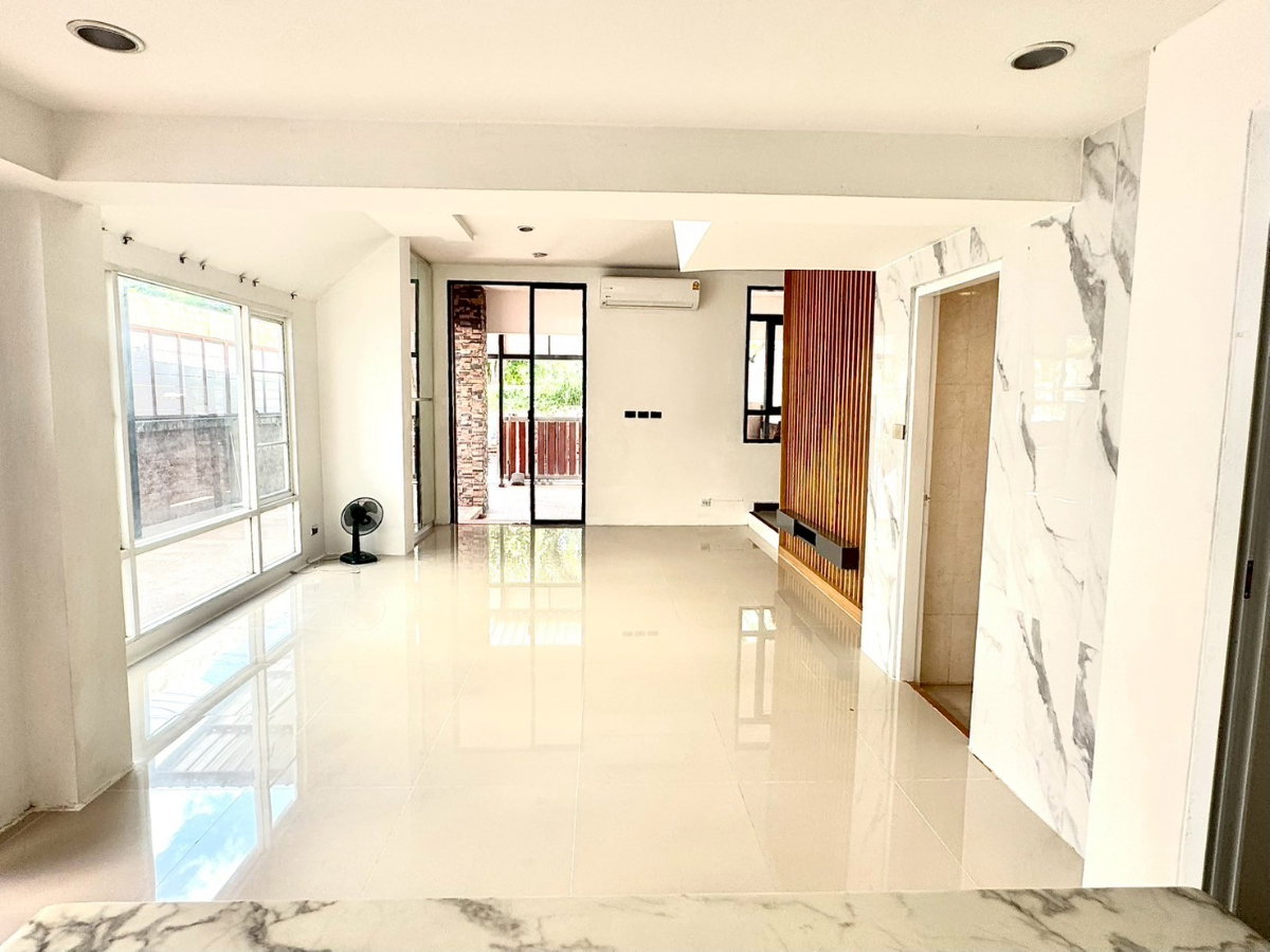 รูป ให้เช่าโฮมออฟฟิศโมเดิร์น 3.5 ชั้น 280 ตรม. หมู่บ้านสรานนท์ ปากเกร็ด - รูปที่ 4/20