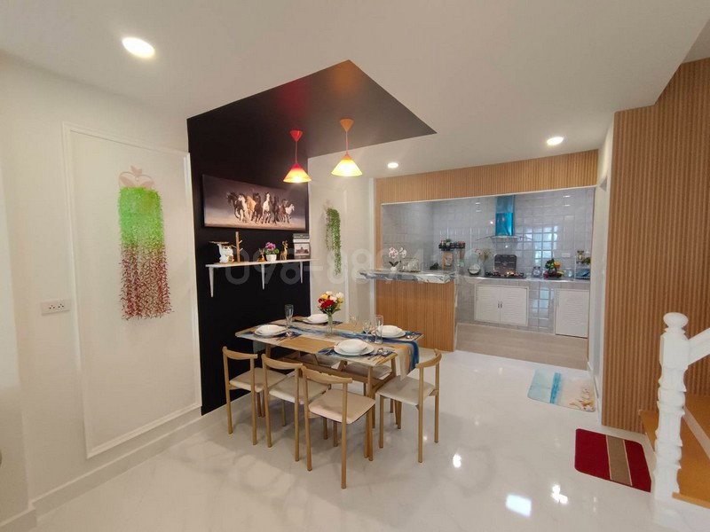 รูป ขายทาวน์เฮ้าส์ 2 ชั้น รีโนเวทใหม่ มบ.เคซี3 หทัยราษฎร์ 39 เนื้อที่ 22.5 ตรว 3นอน 2น้ำ ใกล้แฟชั่นไอส์แลนด์ - รูปที่ 7/8