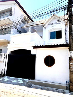 ทาวน์โฮม กรุงเทพมหานคร : ทาวน์โฮม 2 ชั้น 22.6 ตรว. หมู่บ้านสินชัย 3 รีโนเวทใหม่ พร้อมเฟอร์นิเจอร์ ถนนจรัญสนิทวงศ์ 35 ติดรถไฟฟ้า MRT