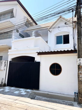 Townhome for sale 22.6 Sq.wa. Sinchai Village Renovate with furniture Charan 35