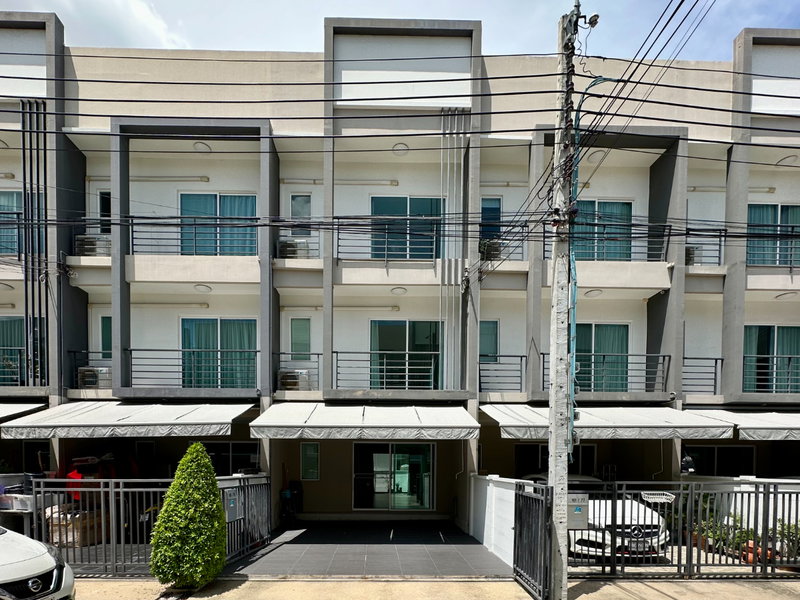 บ้านแฝดให้เช่า : P0643/ให้เช่าทาวน์โฮม Baan Klangmuang Sukhumvit 77 ทำเลสุขุมวิท เข้าอยู่ได้ทันที