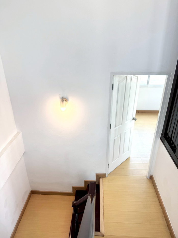 รูป ให้เช่าโฮมออฟฟิศโมเดิร์น 3.5 ชั้น 280 ตรม. หมู่บ้านสรานนท์ ปากเกร็ด - รูปที่ 11/20