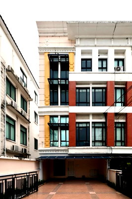 Home office for rent Bangkok : WS7035 🚨 Urgent! For Rent: 4-story home office at Baan Klang Krung Office Park, Bangna Km. 3, right on the main road. Only 80,000 THB/month.