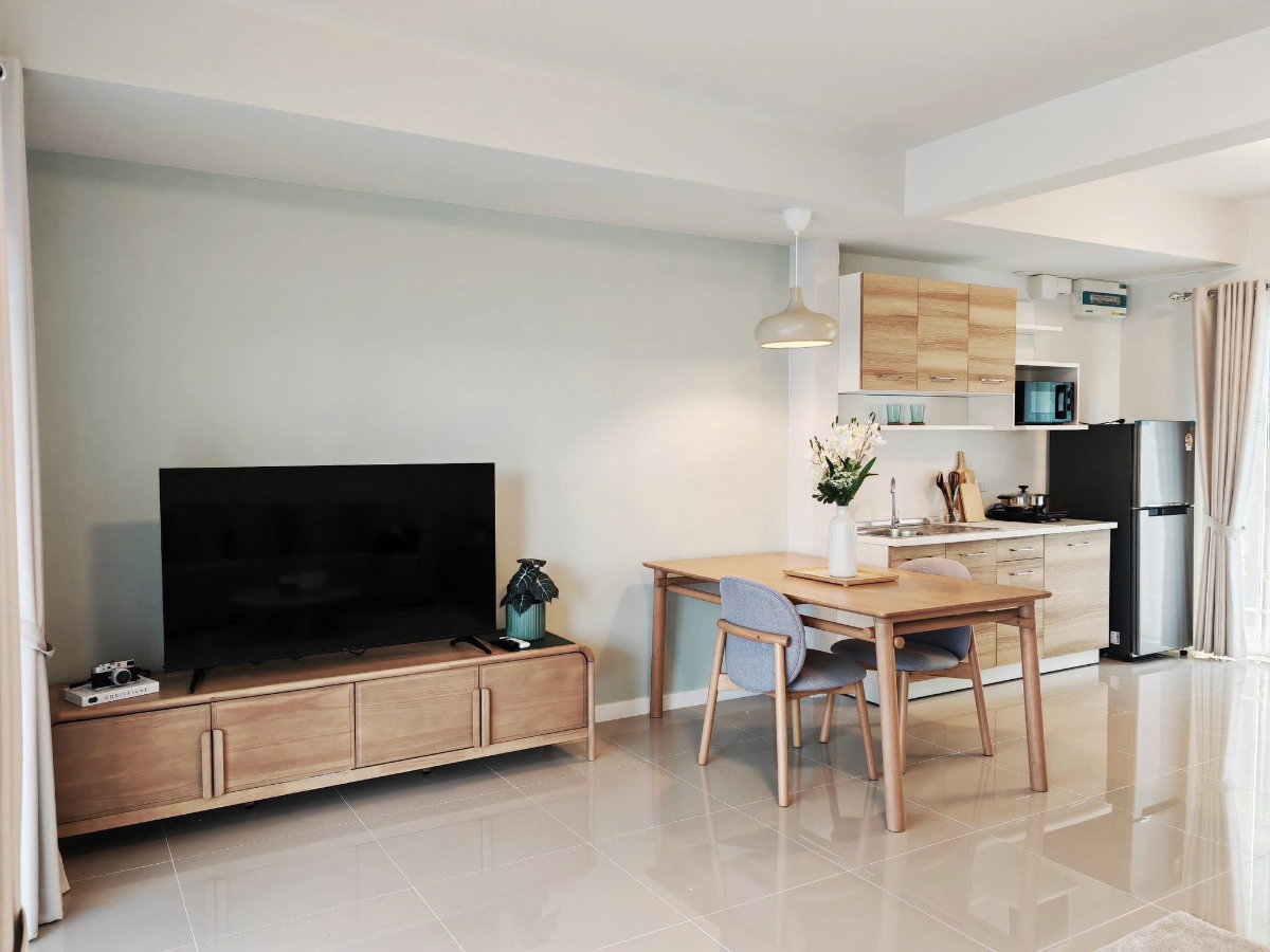 รูป 🏡 ให้เช่าทาวน์โฮม หลังใหม่ ตกแต่งพร้อมเฟอร์นิเจอร์ใหม่ครบชุด ในโครงการคุณภาพ เดินทางสะดวก - รูปที่ 2/12