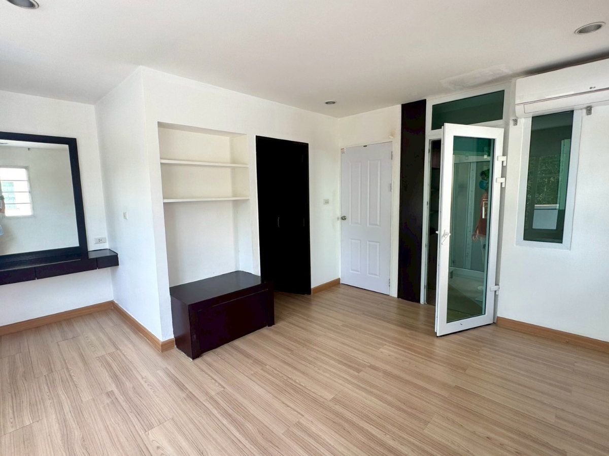 รูป ให้เช่าโฮมออฟฟิศโมเดิร์น 3.5 ชั้น 280 ตรม. หมู่บ้านสรานนท์ ปากเกร็ด - รูปที่ 14/20