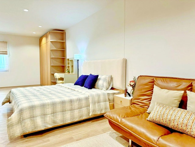 รูป สุวรรณภูมิ ทาวน์โฮม 3 ชั้น กว้าง 5.5 เมตร 3 4นอน 4 น้ำ รอยัลลาดกระบังกอล์ฟ จอดรถ2-3คัน ARL ลาดกระบัง 900 ม. 20 ตร.ว. 240 ตร.ม. - รูปที่ 1/3