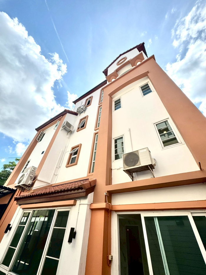 รูป ให้เช่าโฮมออฟฟิศโมเดิร์น 3.5 ชั้น 280 ตรม. หมู่บ้านสรานนท์ ปากเกร็ด - รูปที่ 2/20