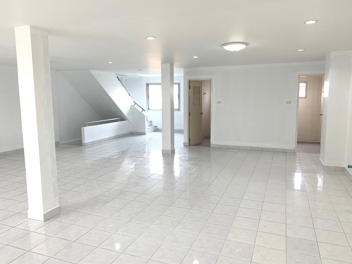 รูป อาคารพาณิชย์ให้เช่า 2 คูหา (ทะลุติดกัน) 3 ชั้น ติดถนน ตลาดสี่มุมเมือง แหลมฉบัง ชลบุรี ห่างสุขุมวิท 200 ม. - รูปที่ 5/7