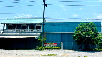 Shophouses for rent Chiang Rai : Call : 089-899-4482 Commercial buildings 3 Unit with warehouse space, The electrical and water systems are ready for use