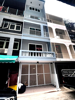 เช่าอาคารพาณิชย์ ตลาดปลาบางแสน : อาคารพาณิชย์ 5 ชั้น 5 นอน 5 น้ำ ใกล้ BTS บางจาก 200 ม.และตลาดบางจาก 240 ตร.ม.รีโนเวทใหม่ ทำเลสุขุมวิทตอนกลาง