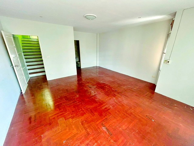 รูป ทาวน์โฮม 4 ชั้นฟังก์ชัน 3 นอน 3 น้ำ รีโนเวทใหม่ ใกล้ดองกี้มอลล์ ทองหล่อเอกมัย 900 ม.400 ตร.ม.ทำเลทองเอกมัย - รูปที่ 12/18