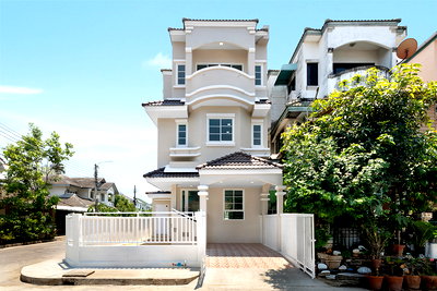 ทาวน์โฮม มหาวิทยาลัยศิลปากร เมืองทองธานี : ทาวน์โฮม 3 ชั้นตกแต่งใหม่ เศรณี ดอนเมือง-สรงประภา แปลงมุม พร้อมอยู่ ต้นโครงการ