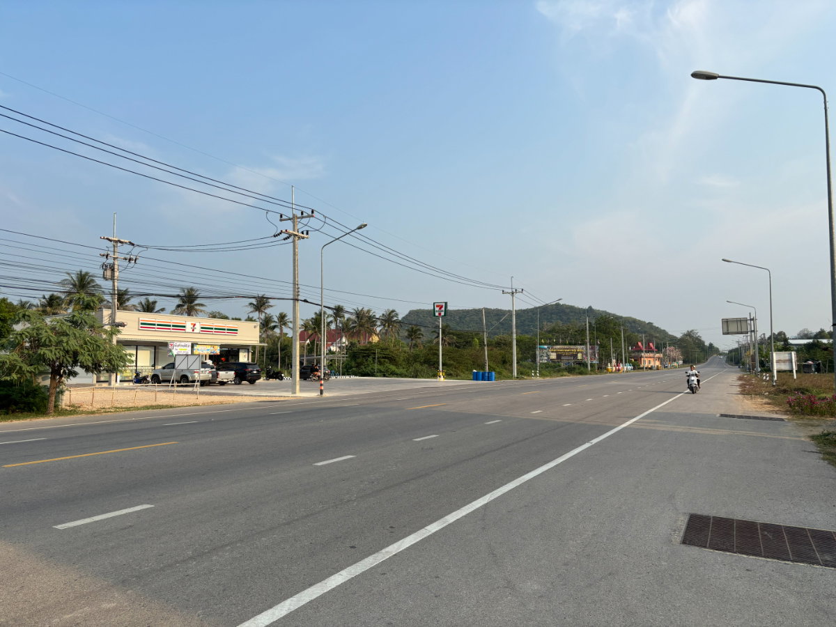 รูป 🏡 ขายบ้านพร้อมที่ดิน ทำเลทอง ปราณบุรี ใกล้ทะเลเพียง 750 เมตร 🌊 | เหมาะลงทุน + อยู่อาศัย - รูปที่ 6/18