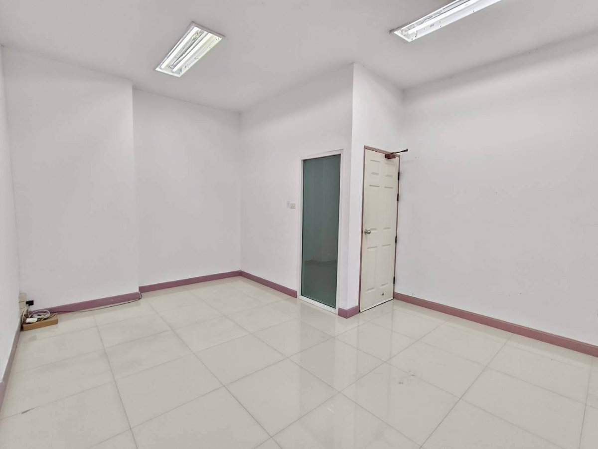 รูป ขายด่วน! ทาวน์โฮม โครงการโฮมอินทาวน์ ทาวน์โฮม 3 ชั้น 35.7 ตรว 4 ห้องนอน 3 ห้องนอน - รูปที่ 4/11