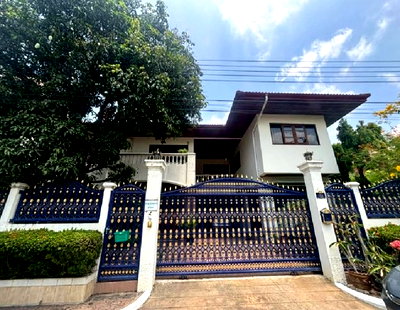 บ้านเดี่ยว BTS อ่อนนุช :  ขายบ้านเดี่ยว 2 ชั้น หมู่บ้านผกามาศ ซอยปรีดีพนมยงค์ 14 สุขุมวิท 71 / ทำเลดีมาก / บ้านสวยมาก / หลังใหญ่ 67 ตารางวา / จอดรถ 2 คัน / ขายราคาพิเศษ