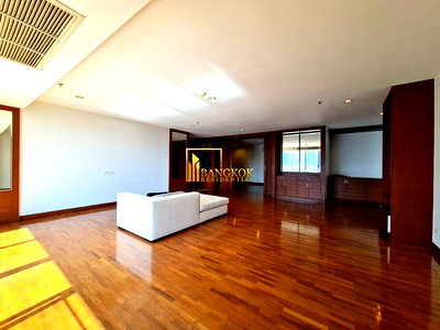 Apartment building for rent Sukhumvit Road : Spacious 3 Bedroom Apartment Near Phrom Phong Shopping District - BR0680AP