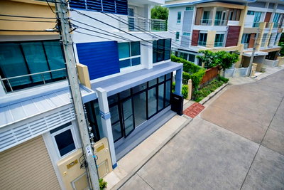 เช่าทาวน์โฮม สถานีรถไฟฟ้าเลี่ยงเมืองปากเกร็ด : ป.ป.ท. ใกล้เซ็นทรัล แจ้งวัฒนะ 550 ม. ทาวน์โฮม 3 ชั้นหลังมุม 3 นอน 4 น้ำ MRTแจ้งวัฒนะ ปากเกร็ด28 500 ม. 38ตร.ว. 380ตร.ม.
