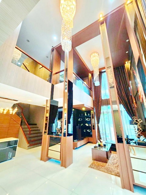 รูป เซ็นทรัลลาดพร้าว ยูเนี่ยนมอลล์ 1.2 กม. บ้านหรู 3 ชั้น ตกแต่งสวย 4นอน 6น้ำ 57ตร.วา 230ตร.ม.พร้อมสระว่ายน้ำพรีเมียม BTS ห้าแยกลาดพร้าว - รูปที่ 3/8