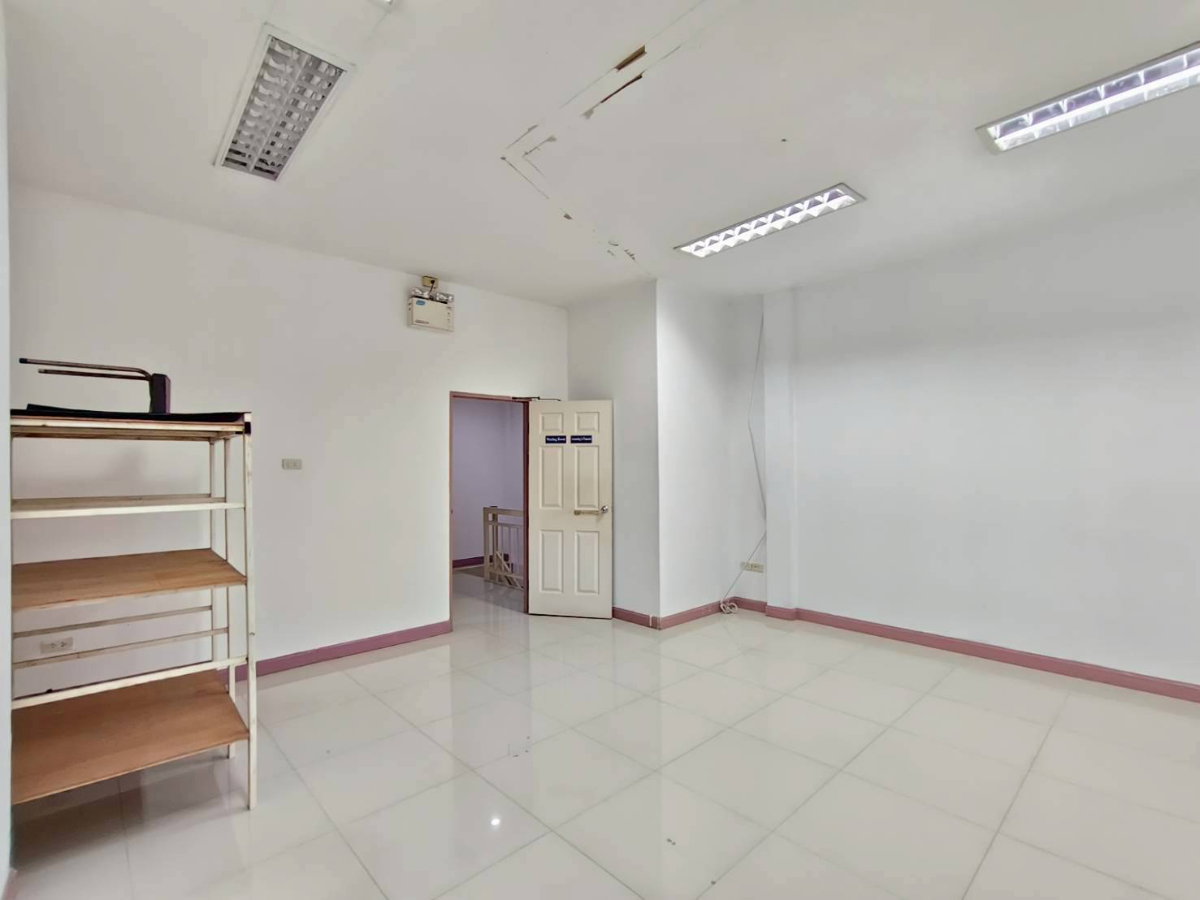 รูป ขายด่วน! ทาวน์โฮม โครงการโฮมอินทาวน์ ทาวน์โฮม 3 ชั้น 35.7 ตรว 4 ห้องนอน 3 ห้องนอน - รูปที่ 3/11