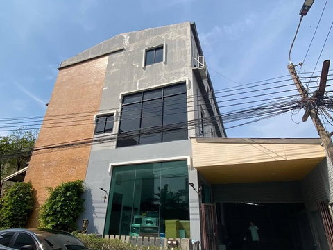 ขายอาคารสำนักงาน 3 ชั้น ซอยงามวงศ์วาน 43 เนื้อที่ 100 ตร.ว. พื้นที่ใช้สอยกว่า 600 ตร.ม. หน้าหันบ้านทิศตะวันออก