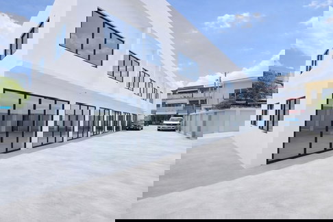 Showrooms 6คูหา เดอะ แบงค็อก สาทร โกดังให้เช่า 2นอน 4ห้องน้ำ ใกล้ BTS สุรศักดิ์ 200ม. และ เซ็นทรัล บางรัก 550 ม. 160ตร.วา 822ตร.ม.