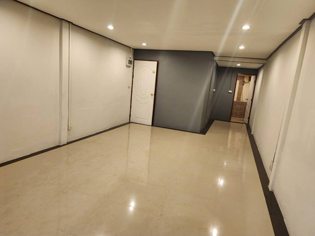 รูป ติดตลาด เปิดซิง MRT รัชดาภิเษก 2.1กม. ลาดพร้าว 60-64 เดินถึง MRTโชคชัย 4 299ม. 6-8นอน 4ชั้น 6น้ำ 6แอร์ Hostel Airbnb ตรงข้าม ตลาดอินดี้ - รูปที่ 2/8