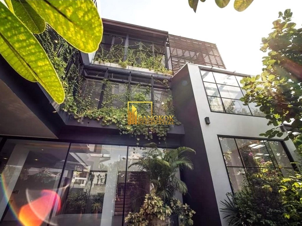 รูป Very Spacious 4 Bed Luxury House For Sale in Phra Khanong Area - BR28126SH - รูปที่ 1/11