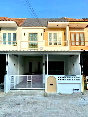 Townhouses for sale Chonburi : Townhome for sale in Poom Sap Village, newly renovated, located on the main road, Bueng Worakit.