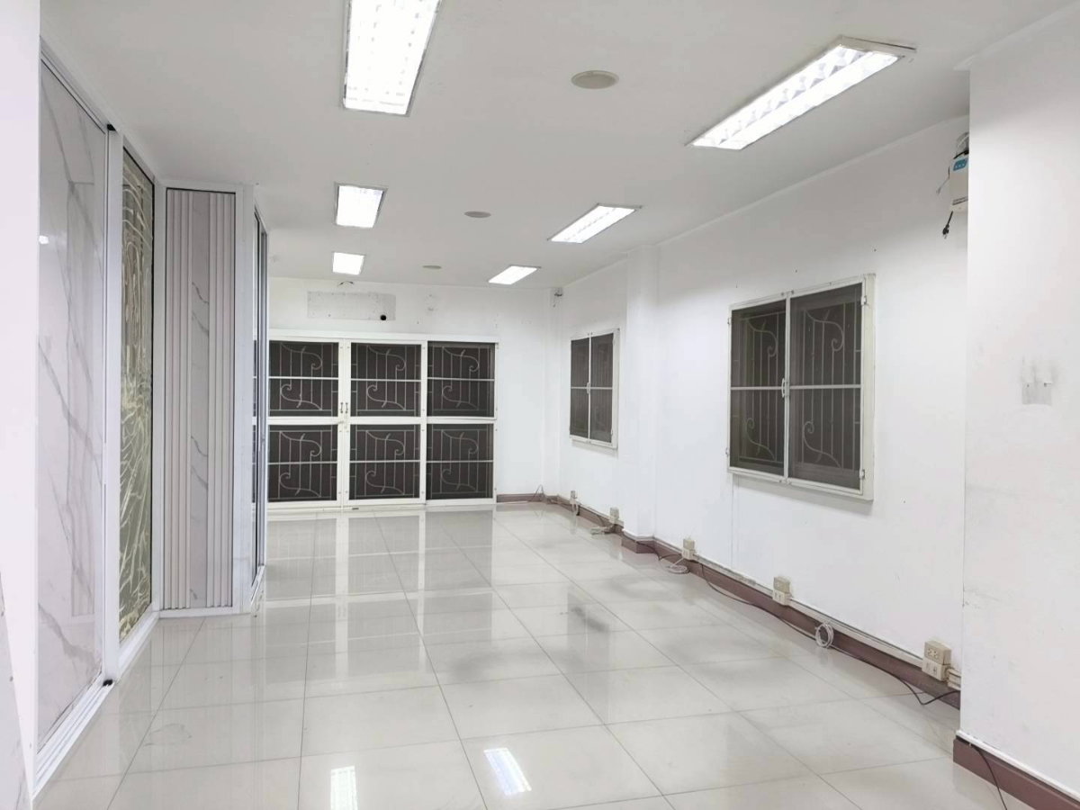 รูป ขายด่วน! ทาวน์โฮม โครงการโฮมอินทาวน์ ทาวน์โฮม 3 ชั้น 35.7 ตรว 4 ห้องนอน 3 ห้องนอน - รูปที่ 2/11