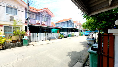 Twin houses for sale Samut Prakarn : Twin houses at Pruksa 34/2 Pracha Uthit 90 for the lowest price.