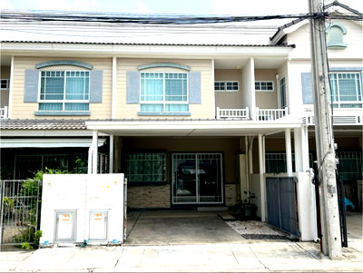 Townhouses for rent Samut Prakarn : 2-story townhouse for rent, facing a park, fully furnished and ready to move in.
