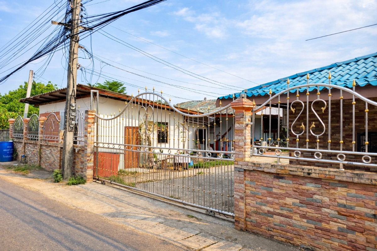 รูป ขายบ้านพร้อมที่ดิน อ.เชียงคำ พะเยา พื้นที่กว้าง พร้อมโกดัง บนพื้นที่ 278 ตร.วา เหมาะทำธุรกิจ / อาคารพาณิชย์ - รูปที่ 1/16