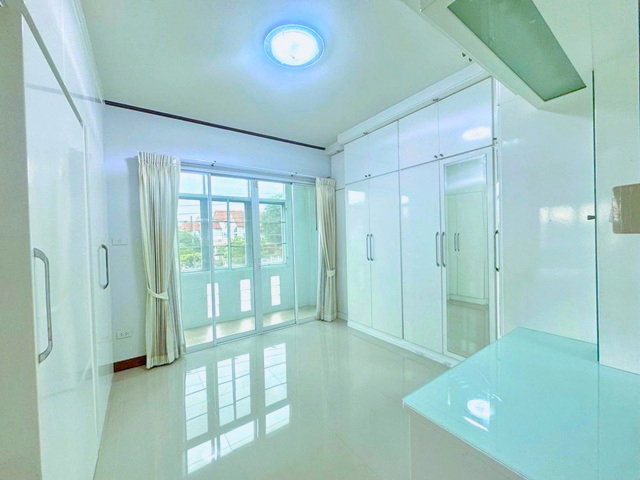 รูป ใกล้ เจพาร์ค ศรีราชา 500 ม. บ้านเดี่ยวหรู 2 ชั้น 3 นอน 100 ตร.ว. 300 ตร.ม. หลังมุม สภาพสวย ทำเลศรีราชา . ศรีราชาะนิคมอุตสาหกรรม - รูปที่ 4/8