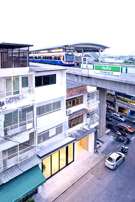 เช่าอาคารพาณิชย์ ถนนลาดพร้าววังหิน : รัชดา ใกล้ MRTโชคชัย4 299ม. Hostel อาคารพาณิชย์ 4 ชั้น 6–8นอน 6น้ำ และ โรงพยาบาลเปาโลโชคชัย 4 900 ม. 20 ตร.ว. ย 252 ตร.ม.