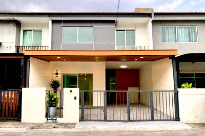 Townhouses for sale Chonburi : Modern style townhome for sale in the Saha Group - Wat Chukkachero area. Excellent location.