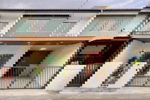 Modern style townhome for sale in the Saha Group - Wat Chukkachero area. Excellent location.